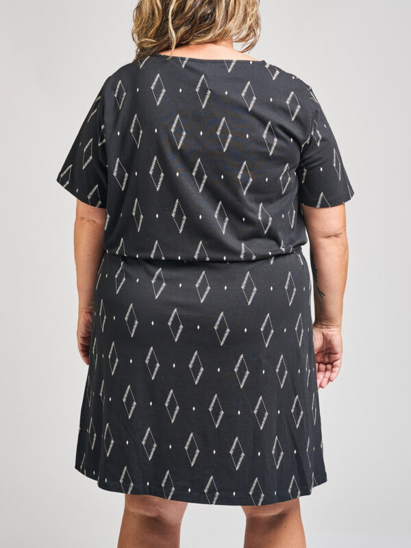 Abby Drawstring Plus Size Dress - Diamond Vine Black - Image 4