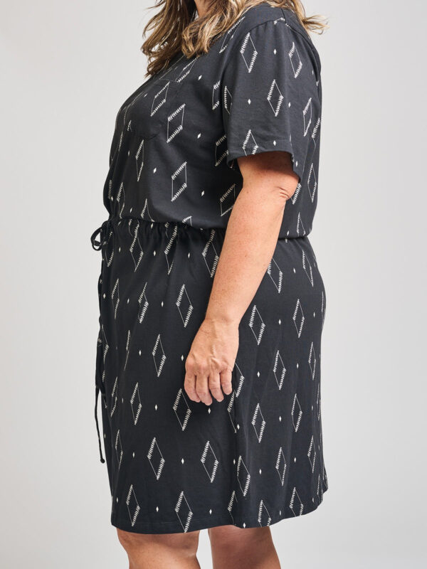 Abby Drawstring Plus Size Dress - Diamond Vine Black - Image 3
