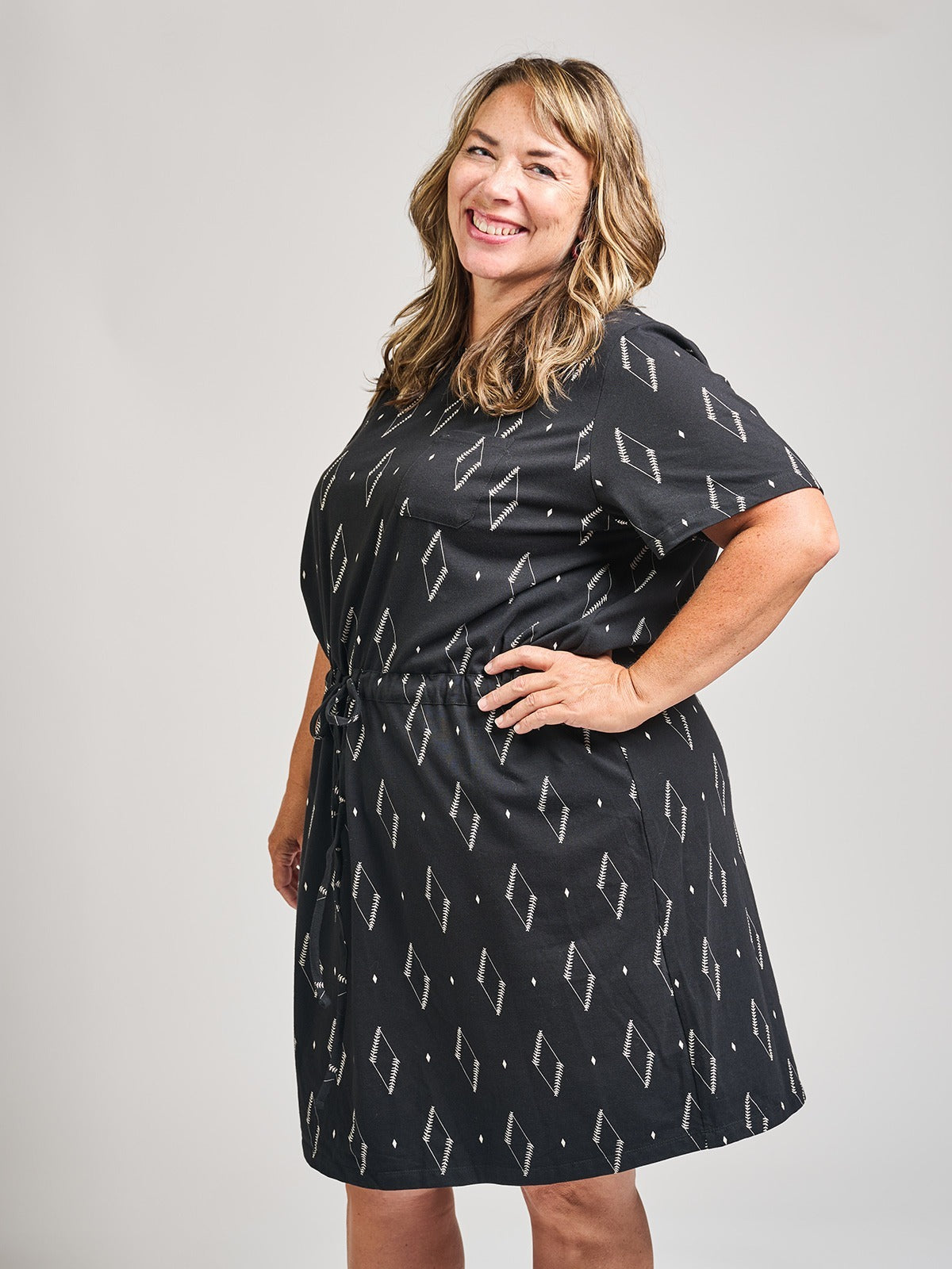 Abby Drawstring Plus Size Dress - Diamond Vine Black - Image 2